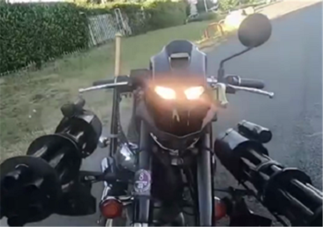 配"恶魔"头罩的摩托车,还加装"加特林礼炮",上街格外拉风