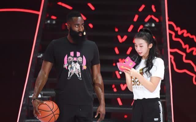 nba美女主持人,张曼源公布恋情,男友是健身狂魔,肌肉线条明显