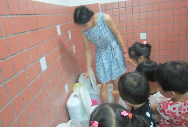 幼儿园不分男女厕所是不尊重孩子的隐私吗家长不必太紧张