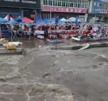 2 月 26 日, 山东临沂兰陵县大仲村 一集市突发大水.