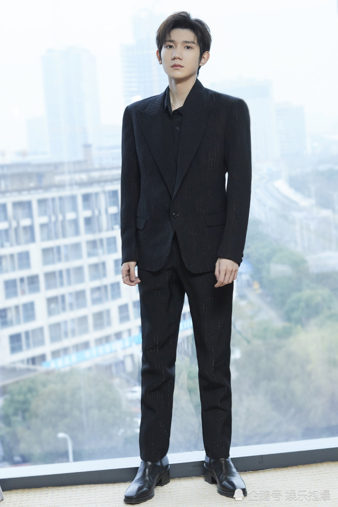微博之夜男星造型:肖战清爽,王一博帅气,吴亦凡倍显贵气