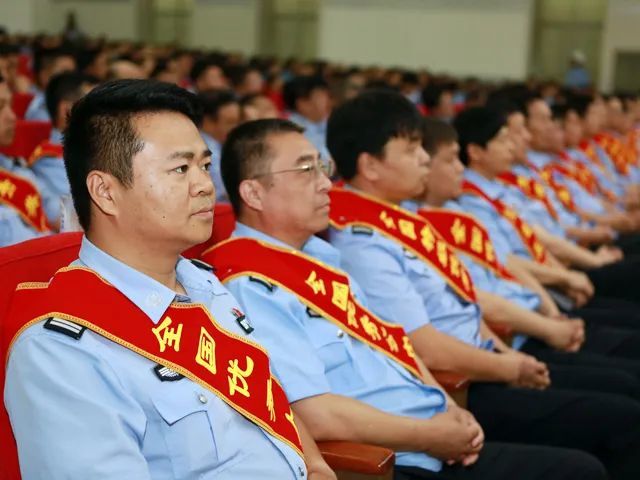 向先进学习神探交警张金中