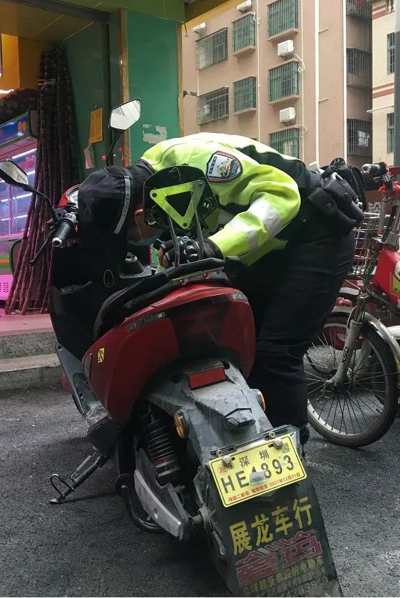 电动车涉牌整治持续进行进社区专查假牌套牌遮挡号牌