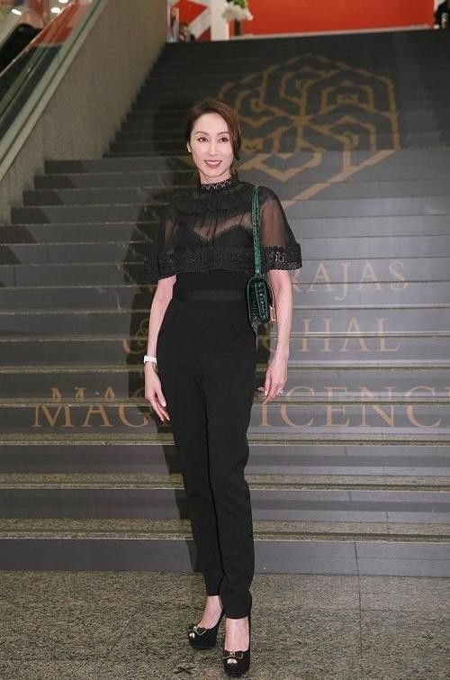 现在已经50岁的郭可盈在脸上有皱纹这一点也是再真实不过了,但是加上