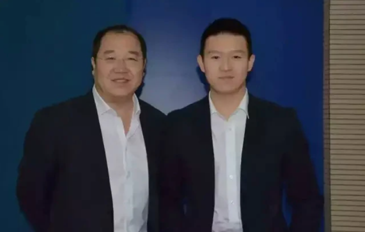 英达也很难,带小儿子英如镝拍了个广告,网友就开始为巴图伸张正义了