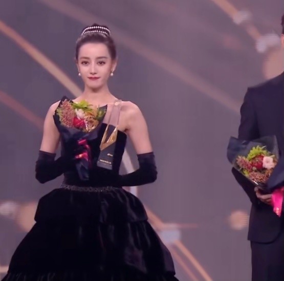 微博之夜迪丽热巴赫本vs复古名伶造型美图:真的美哭了