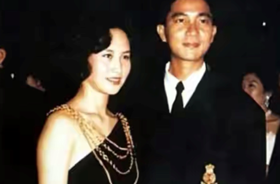 58岁何超琼戴35年前陈百强买的耳环,赌王丧礼选有陈百强照片