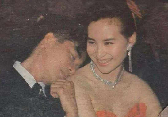 58岁何超琼戴35年前陈百强买的耳环,赌王丧礼选有陈百强照片_腾讯新闻