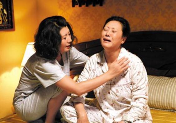 64岁老戏骨王丽云,和前夫分居10年离婚,女儿车晓感情也坎坷
