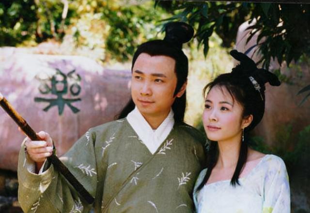 与大23岁刘威交往9年未果,嫁二婚连奕名的杨若兮,如今怎样了