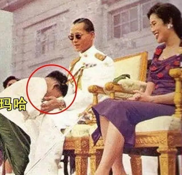泰王小时候看不出现在能长这样,也不知道诗丽吉的好基因去哪了