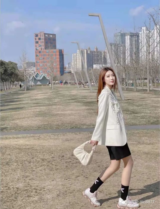 老爹鞋搭配什么裙子好看
