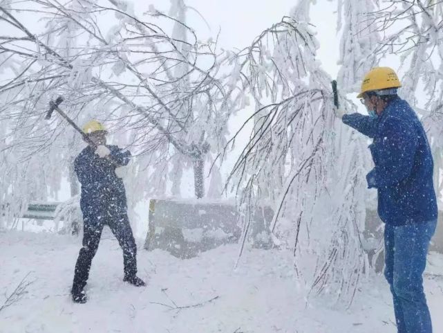 遭受雨雪冰冻灾害 甘肃大电网运行正常