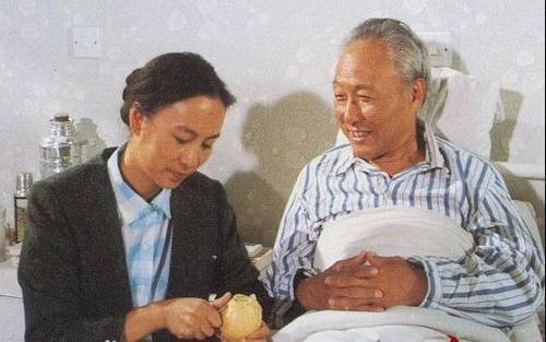 奚美娟和丈夫离婚后,独自带娃26年终未再嫁,而男方早已另娶