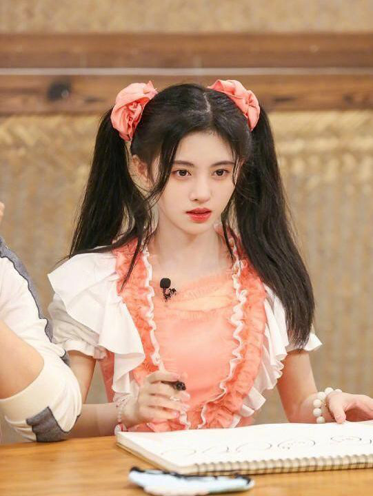 "四千年美女"鞠婧祎,穿粉色"洛丽塔"扎可爱双马尾,宛如仙女下凡