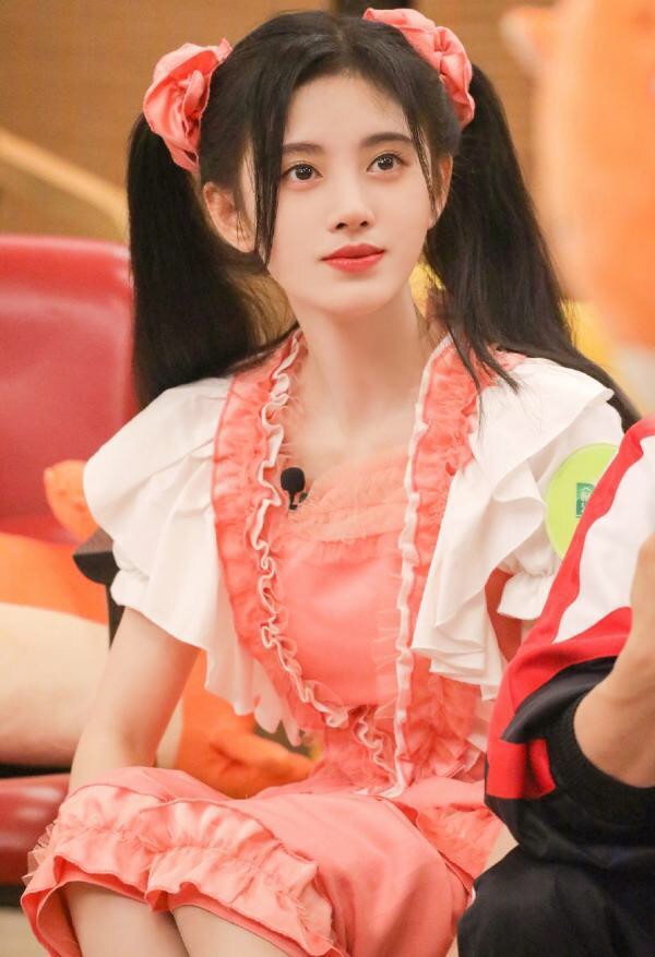 鞠婧祎的扎头发的发饰,跟衣服的颜色很是相呼应.