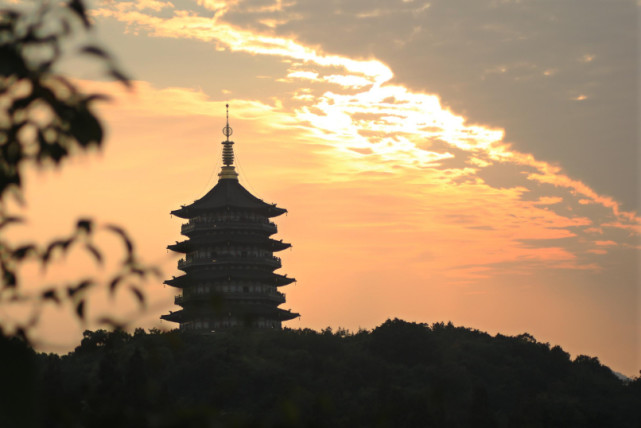 杭州西湖旁的雷峰塔,外形古典却是近年重建,已列入"西湖十景"