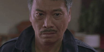 《少林足球》中,吴孟达饰演的黄金右脚,为了求情,甘心弯腰下跪给大佬