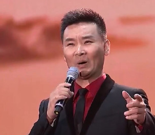 刘和刚一家四口罕同框,豪宅红木装修显奢华,内置电梯阔气十足