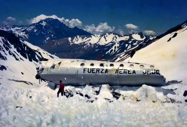 1972年安第斯空难惨状45人坠机雪山仅存16人为了活命易人而食