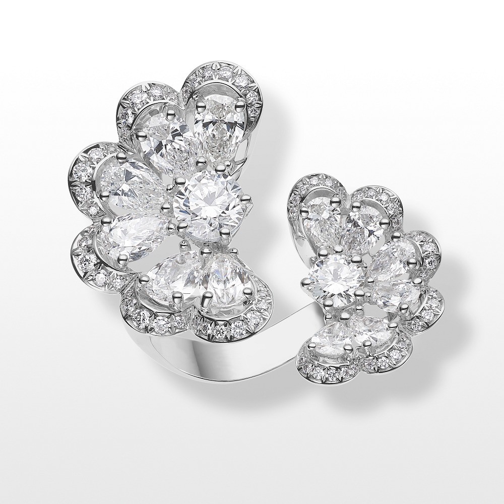 萧邦nuage玫瑰金耳环 镶嵌有水滴形和圆形切割的钻石,总重3.77克拉.