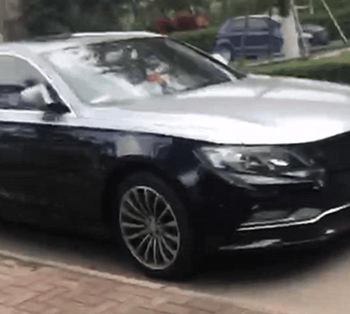 14万众泰z700改"迈巴赫风格",全车双拼色,上街回头率5颗星