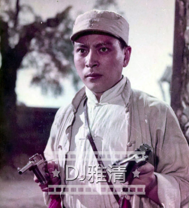 李铁军之所以能够成为重拍版《平原游击队》中李向阳的扮演者,我觉得