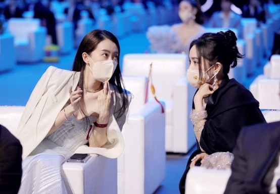 杨幂谁火跟谁玩?评论区粉丝熟练发图辟谣,张小斐看了