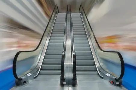 消费者乘坐超市自动扶梯摔倒受伤,超市是否担责?