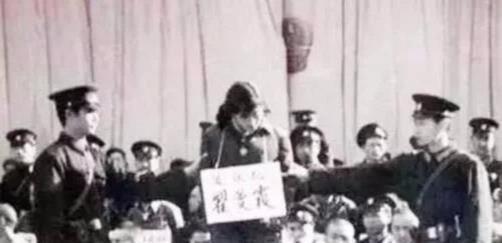 80年代人物照:女流氓接受人民审判,大爷站旁边摆弄相机