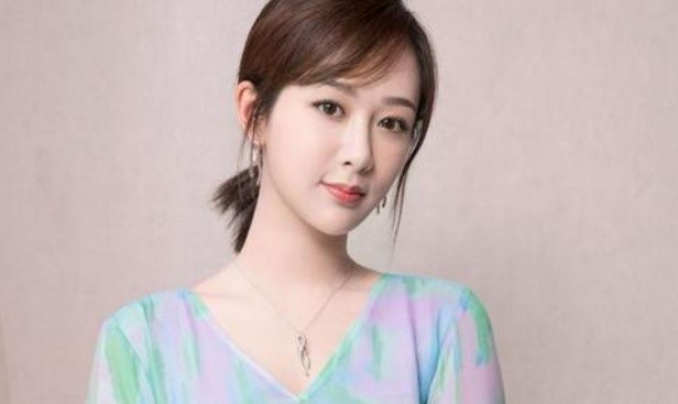 贾玲坐在杨紫身上?迪丽热巴飘了?王一博双麻花辫错位图