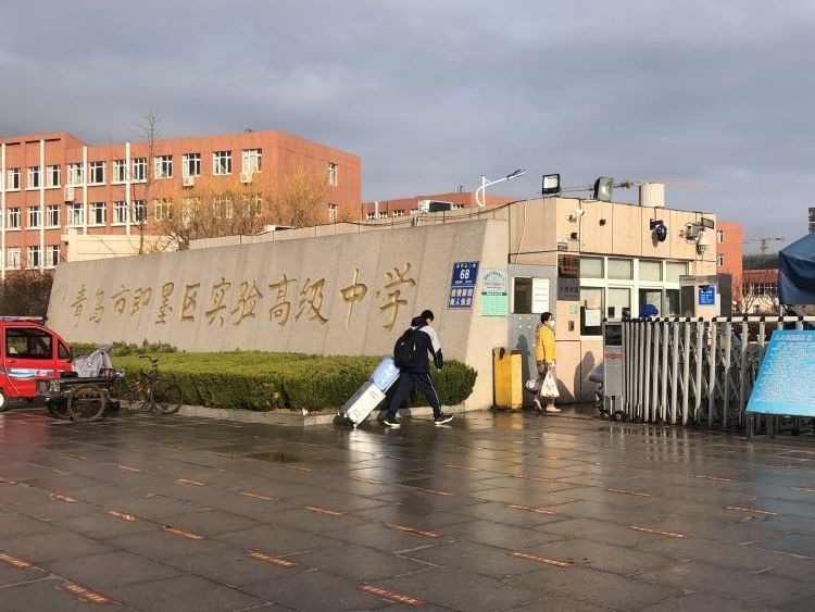 即墨区实验高中学生返校与此同时,旁边的智能移动体温检测车正在对进