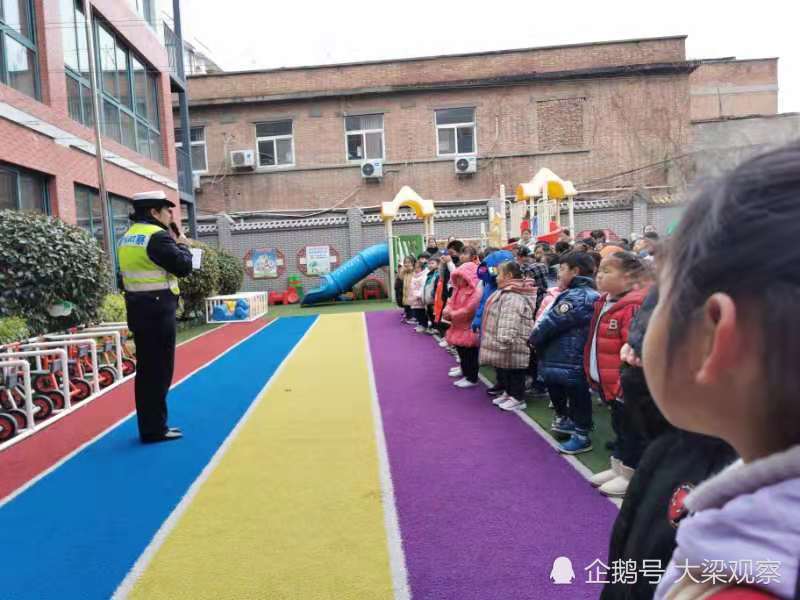 开封市交警三大队走进新街口幼儿园,上好交通安全"开学第一课"