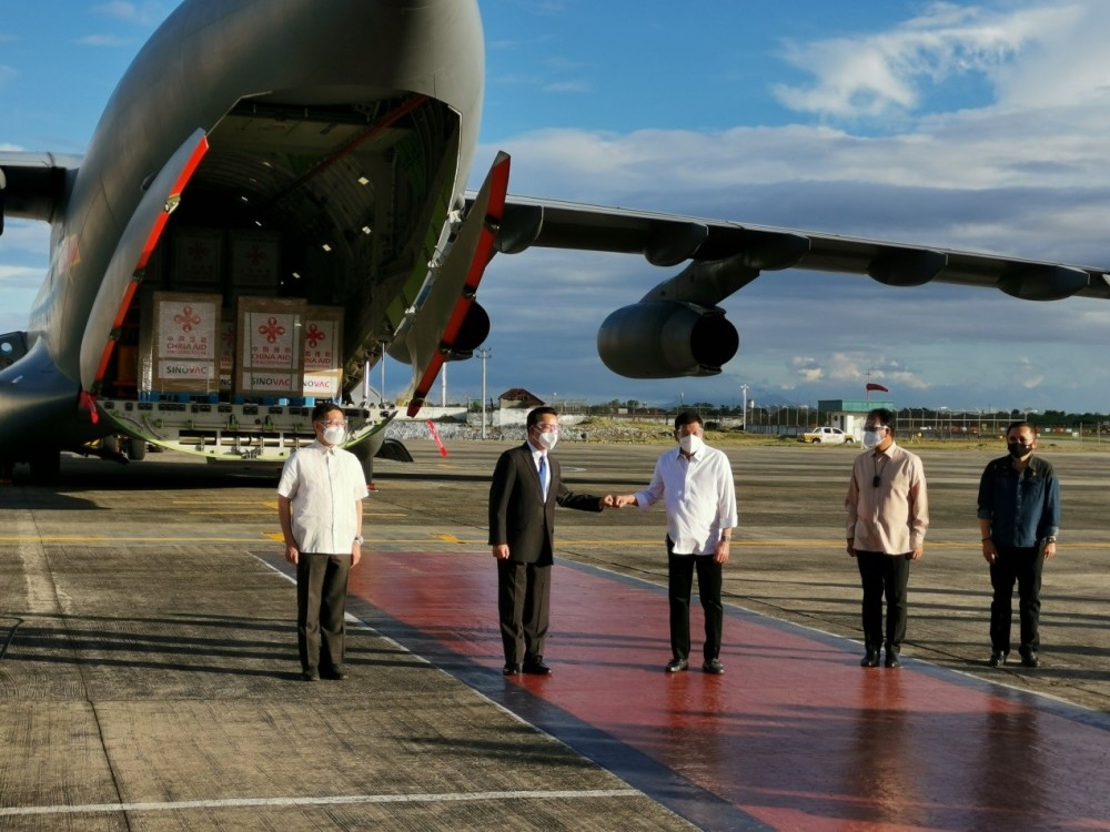 由中国空军派出的运-20军用飞机飞跃南海,降落于马尼拉维拉莫军用机场