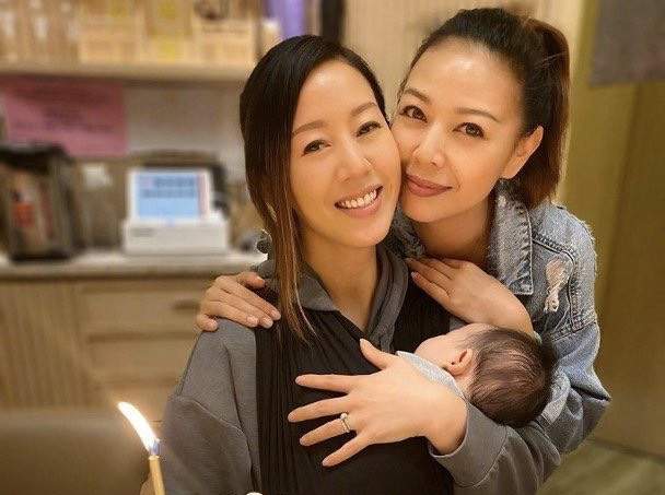 钟丽淇10岁女儿开始学走路,患罕见基因疾病,被断言活不过两岁