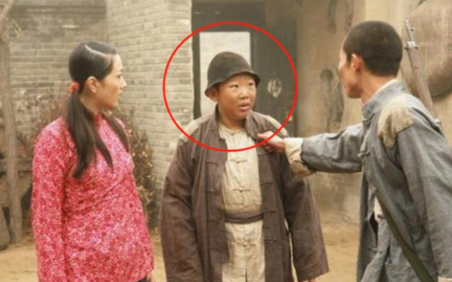 著名演员侯祥9岁停止发育36岁还演小孩与老婆站一起像母子