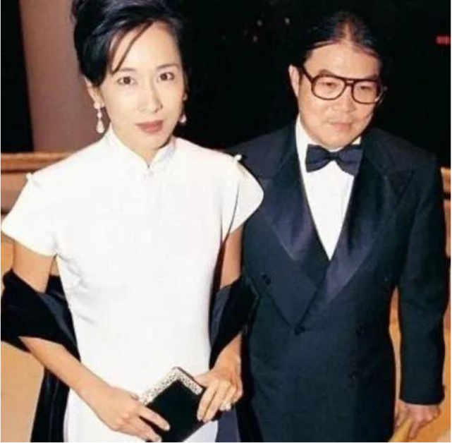 几年后霍震霆和广东女主播侯玉婷传出绯闻,各种报道铺天盖地.