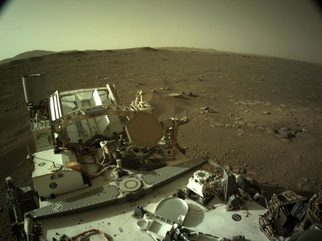 这是昨天(2月28日),nasa毅力号火星车上的导航相机传回地球的照片.