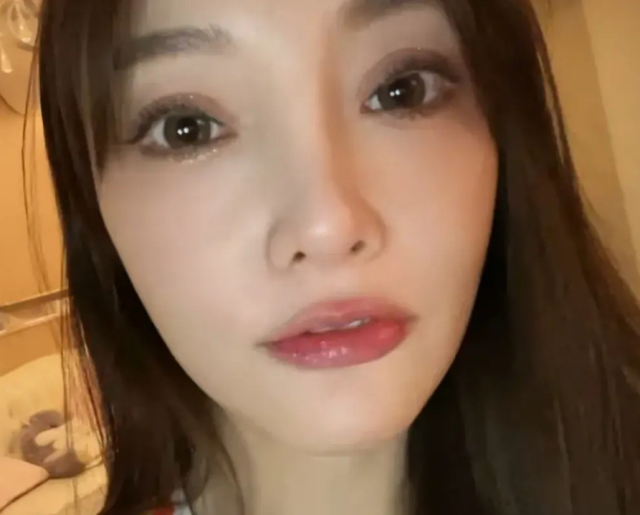 李小璐"吃棒棒糖照片"全网刷屏,看她吐舌头后:表情亮了