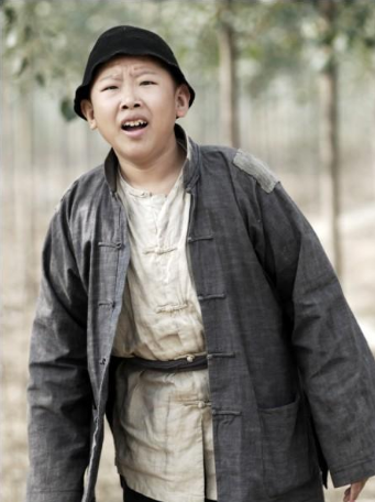 他9岁停止发育36岁还在演儿子妻子别人总以为他是我儿子