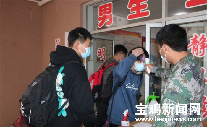 小学,幼儿园制定了错峰开学工作预案,清扫室内外环境卫生,对教室,宿舍