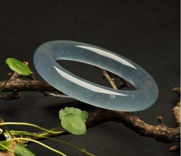 那是你没见过无色翡翠!这可比帝王绿还值钱