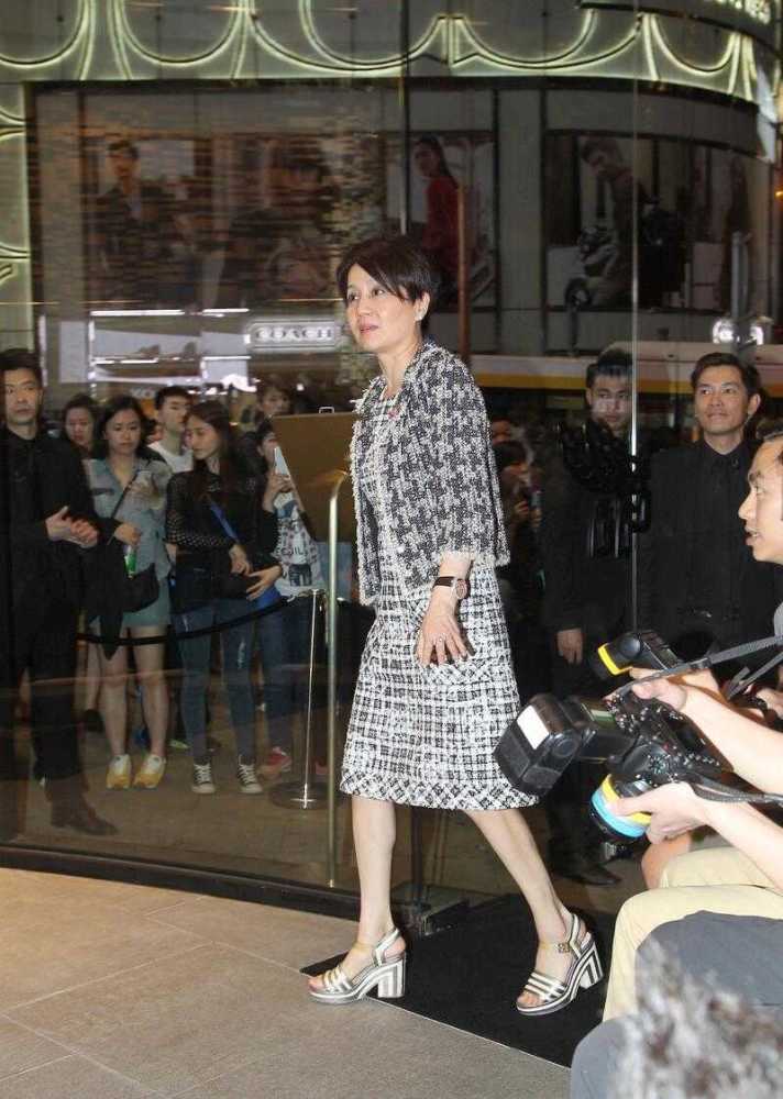 梁安琪不愧是有气质的阔太,一身低调打扮,气质比女儿还出众