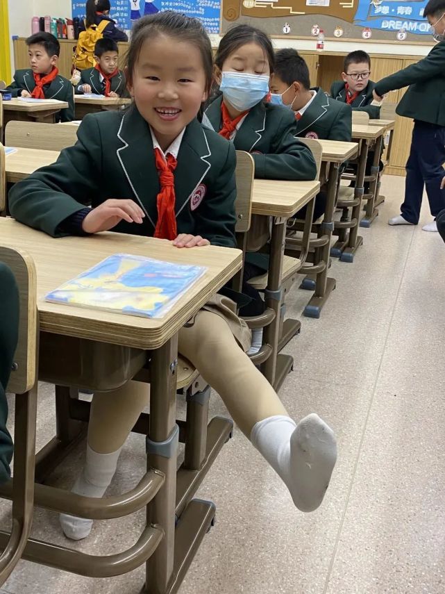 这所学校开学第一天,请孩子们完成一场特别实验