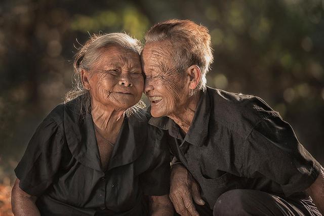 九旬老夫妻令人感动,这是世间最美好的图画