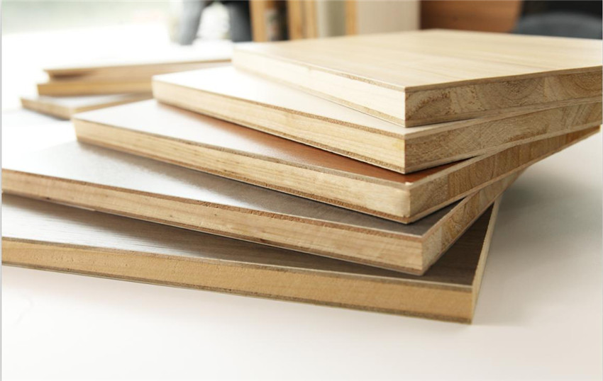 家里装修做柜子选实木还是人造板?板材名称多,小心别踩坑