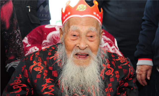 杨明运:无儿无女却能颐养天年,117岁微笑离世,长寿秘诀引热议
