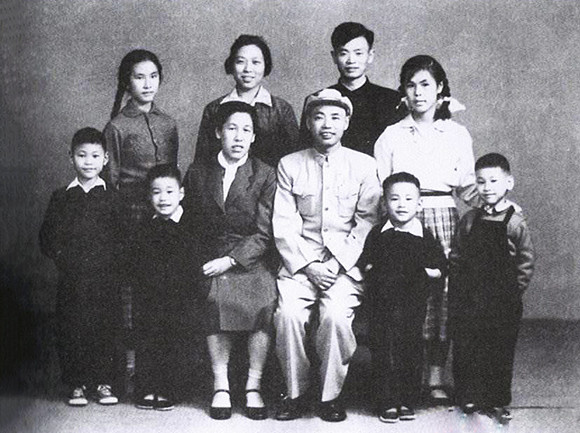 名字非常有特点,分别叫鲍冬冬,鲍宁宁,鲍棵棵,鲍星星,鲍燕燕,鲍成成