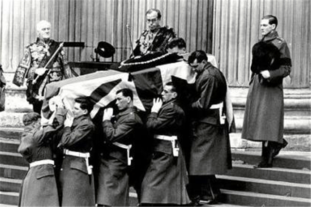 直击铁血首相丘吉尔的葬礼:二战三巨头之一,看看出殡规格多隆重