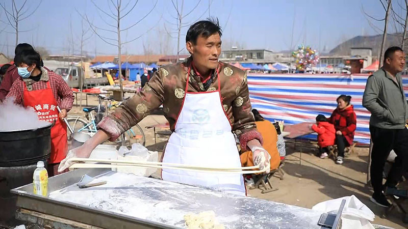 爆红的山东"拉面哥":不想成富翁,挣钱能娶儿媳妇就行